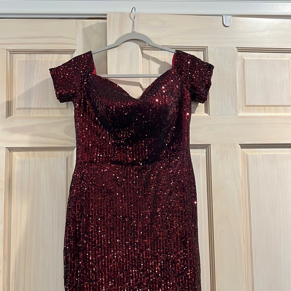 Maroon, sequins dress size large new never wore - Picture 3 of 5